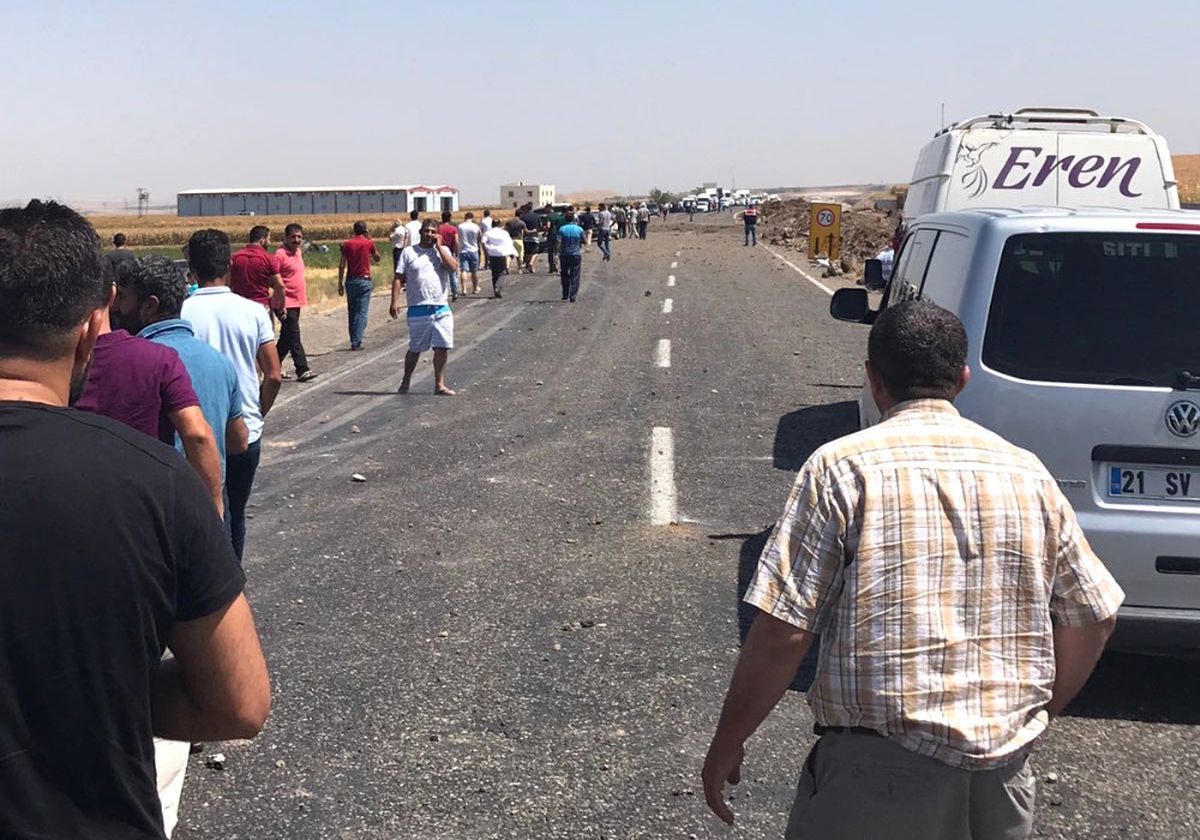 Diyarbakır\'da Askeri Aracın Geçişinde Patlama
