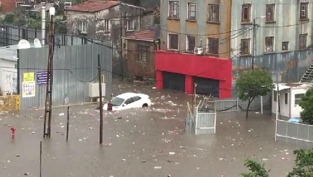 Dolapdere\'de Kuvvetli Yağış Sonrası Su Baskını