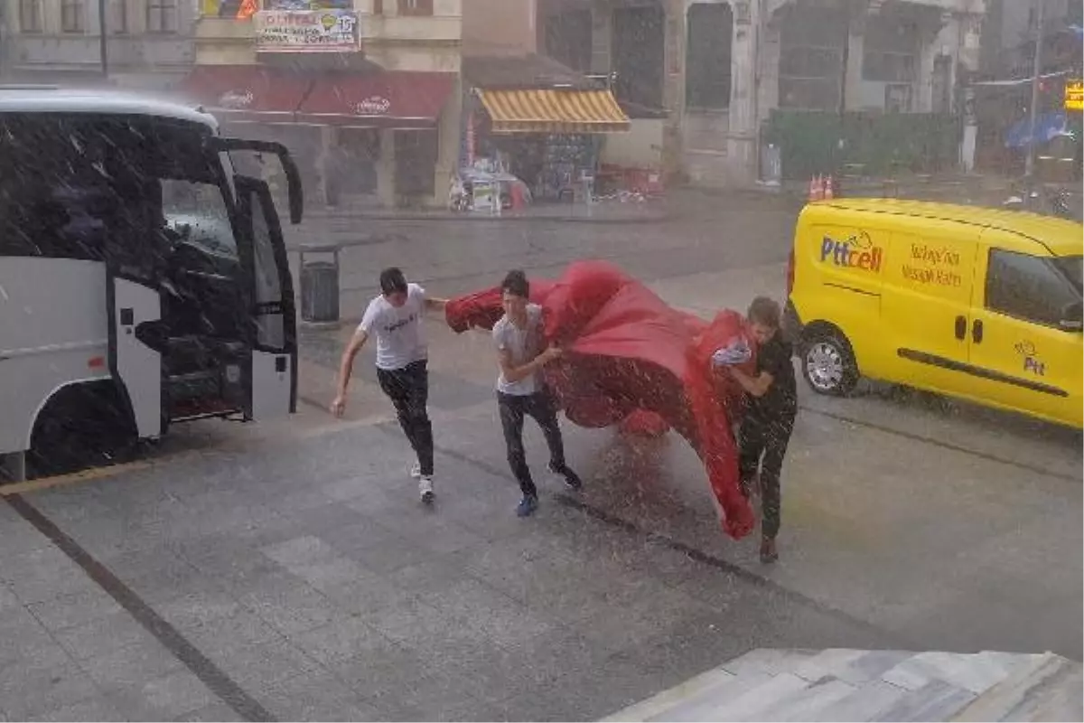 Fırtınadan Uçan Bayrağı Yerde Bırakmayan Gençler Günün Kahramanı Oldu