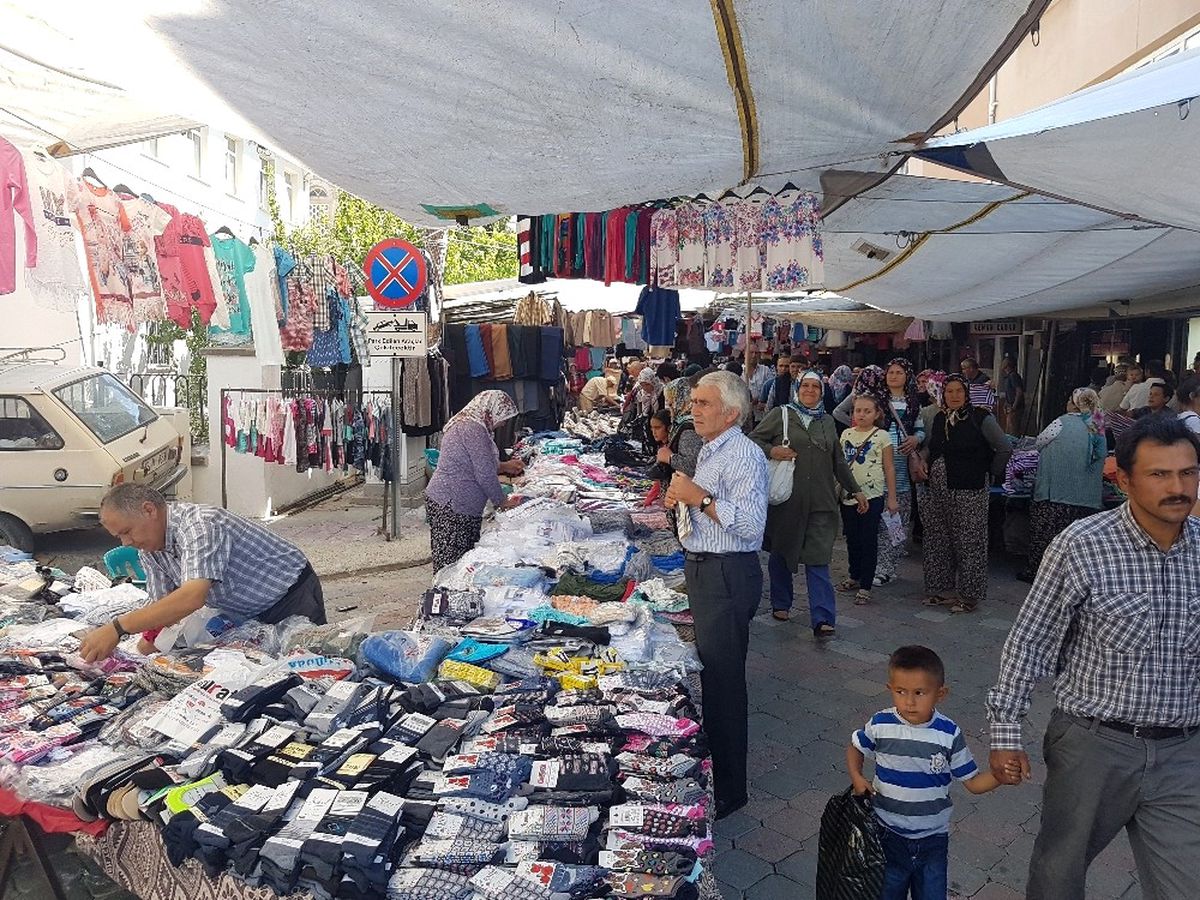 Gördes\'te Bayram Öncesi Alışveriş Yoğunluğu