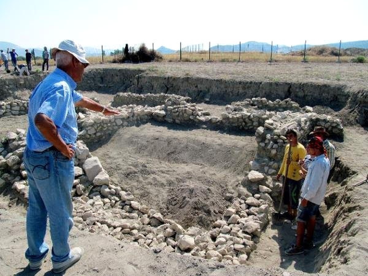 Hacılar Höyüğü\'ndeki Kazı Çalışmaları