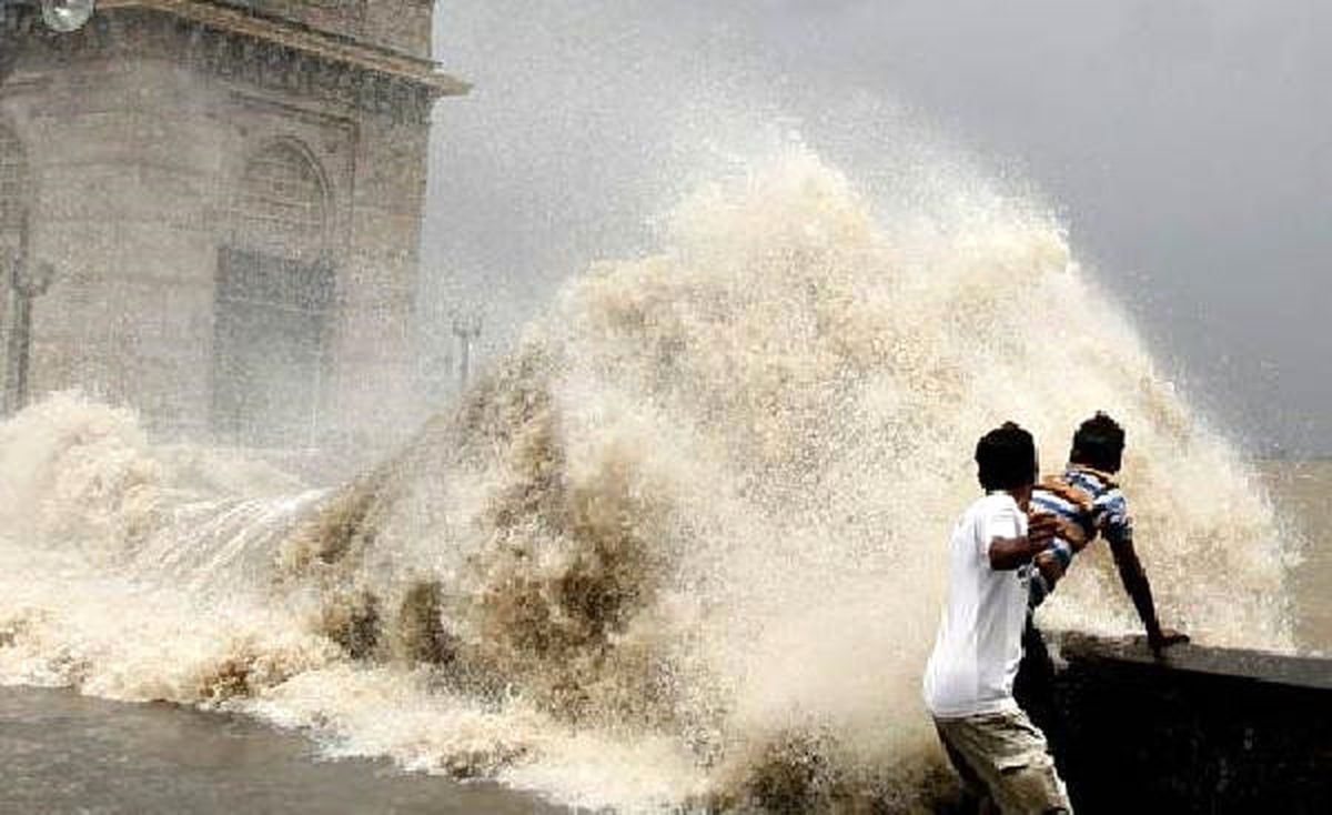 Hindistan\'ın Mumbai Şehrinde Deniz Yükselmesi Felaket Getirdi