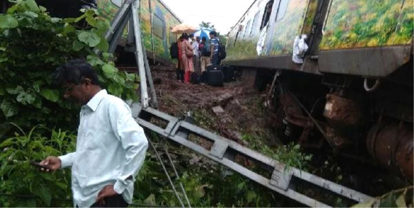 Hindistan\'ın Thane Şehrinde Tren Raydan Çıktı