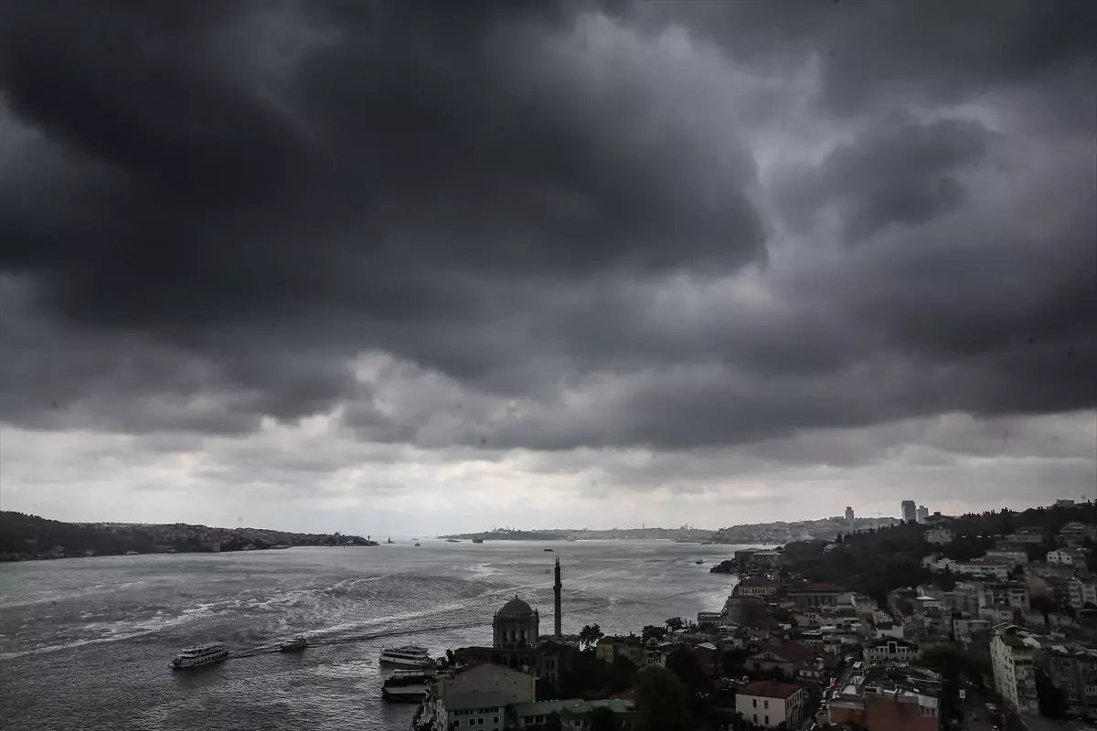 İstanbul\'da Beklenen Kuvvetli Yağış ve Fırtına Başladı! 10 Kilometre Kalınlığında Bulut Geliyor