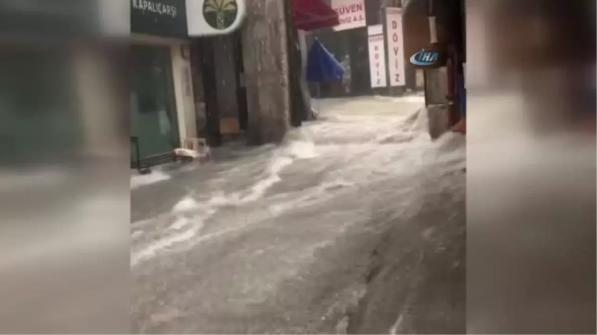 Kapalı Çarşıyı Su Bastı, Caddeler Göle Döndü