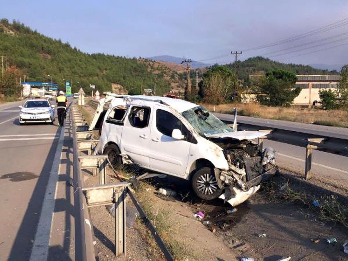 Karabük\'te Hafif Ticari Araç Takla Attı: 6 Yaralı