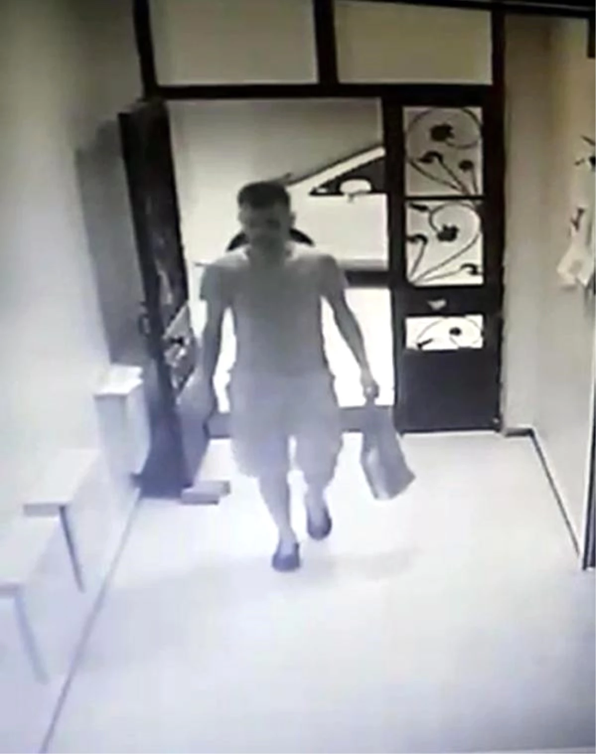 Kiralık Otomobille Ayakkabı Çalan Hırsız Güvenlik Kamerasına Yakalandı