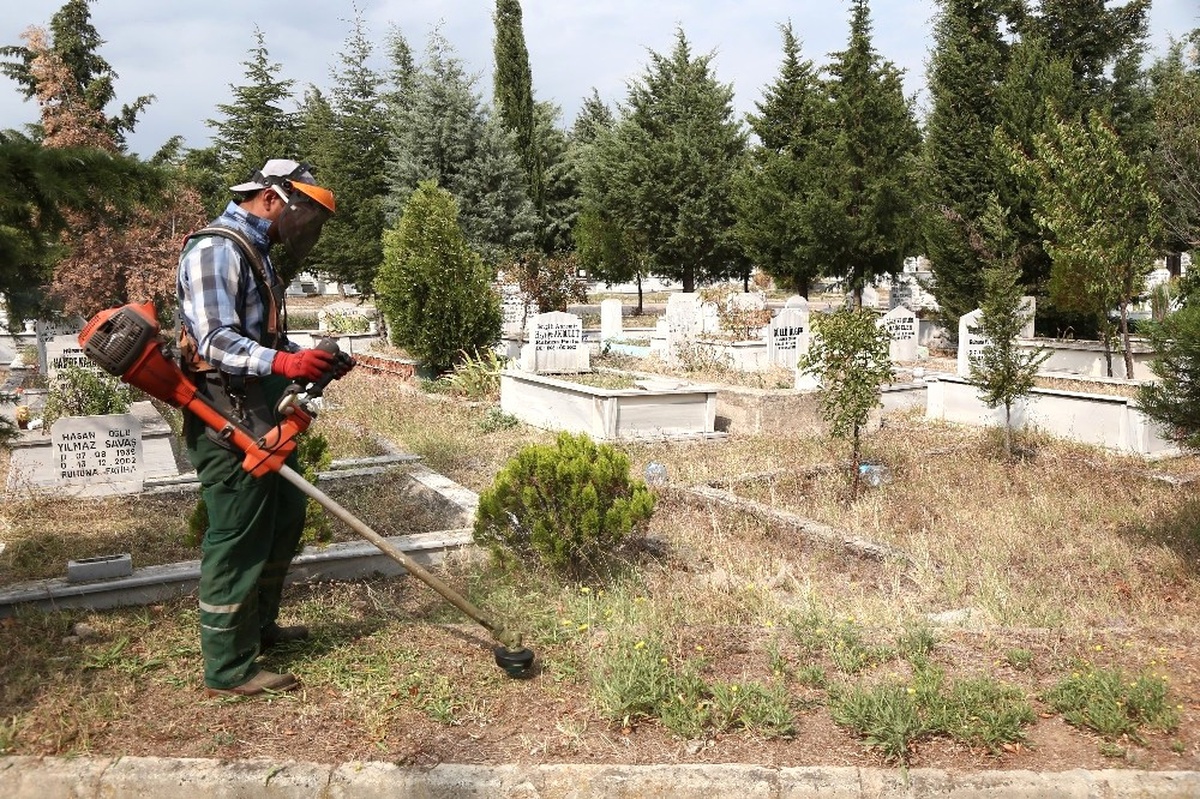 Kırklareli\'nde Mezarlıklar Bayrama Hazır