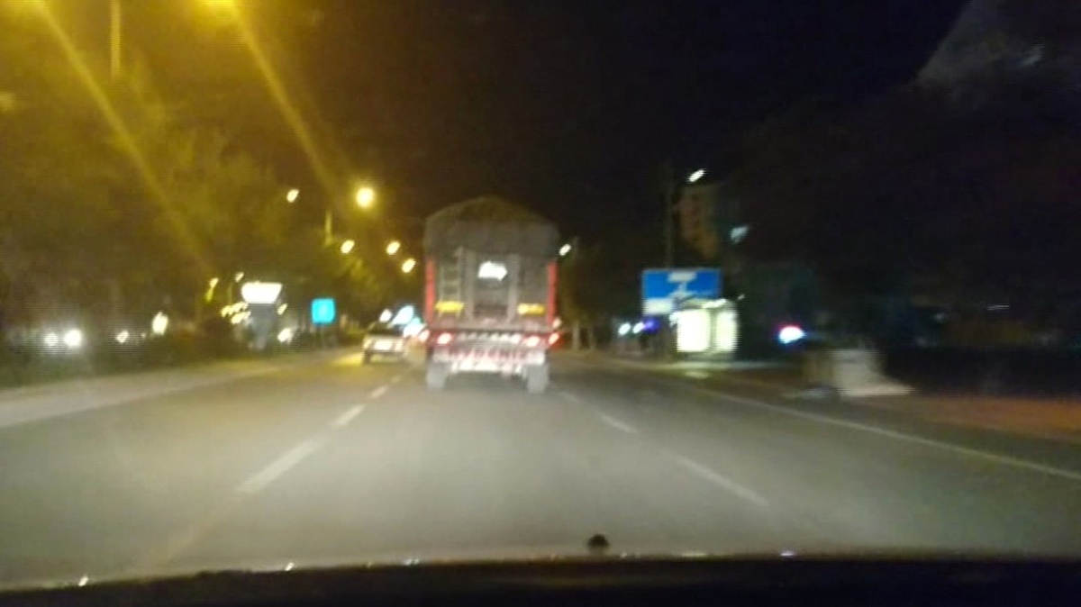 Makas Atıp Işık İhlali Yapan Tır Sürücüsü Trafiğe Tehlikeye Düşürdü