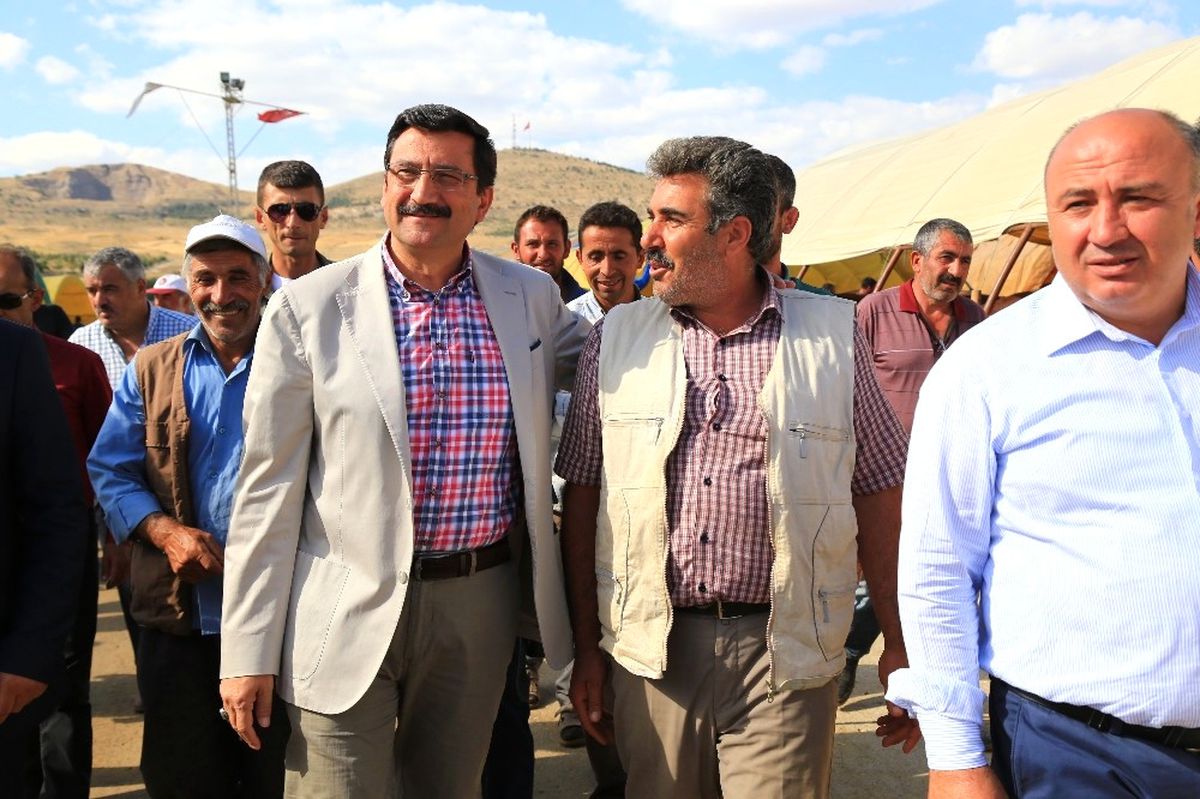 Başkan Ak, Ovacık Kurban Satış Alanı\'nı Gezdi