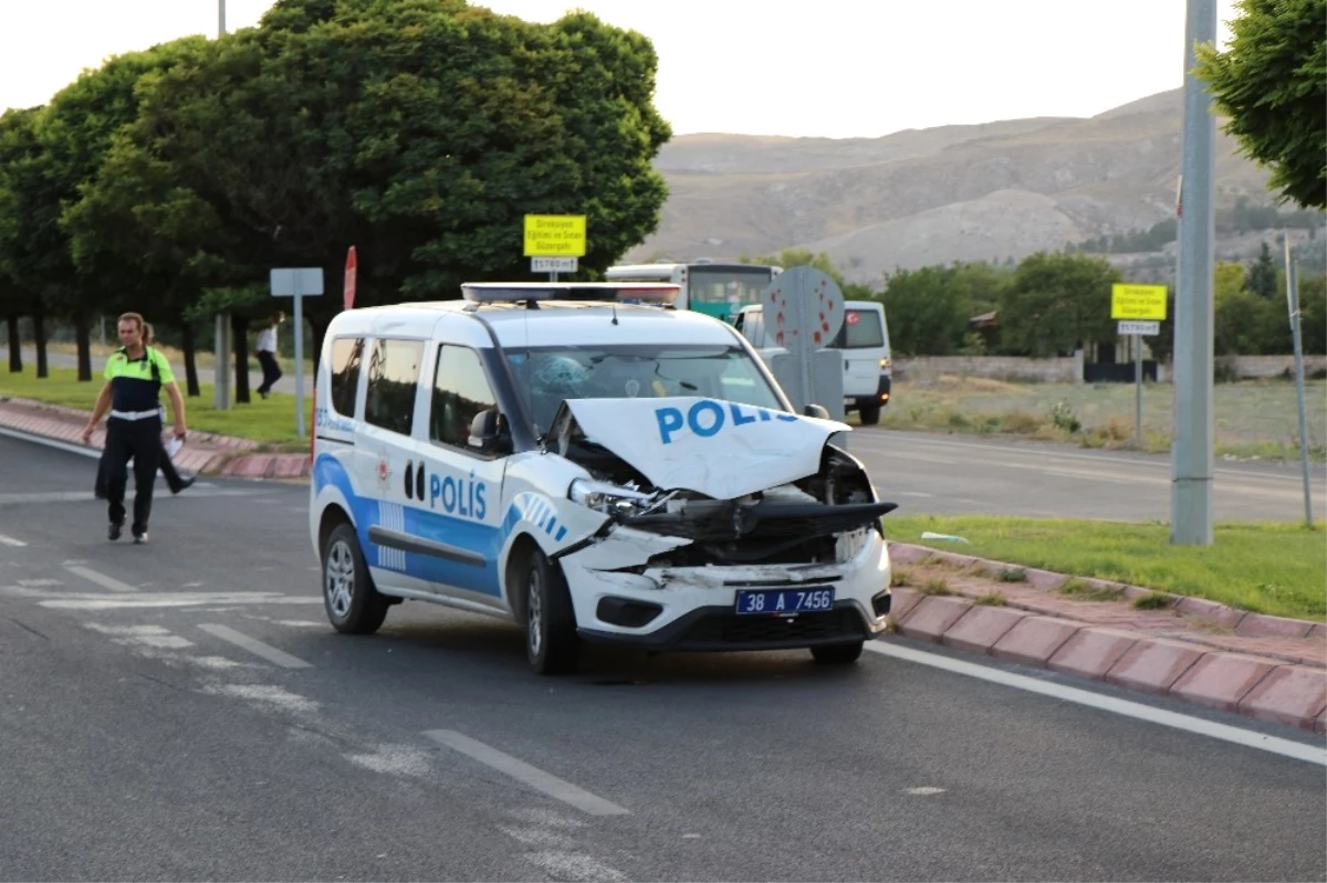 Polis Otosu Halk Otobüsüne Çarptı: 2 Polis Yaralı