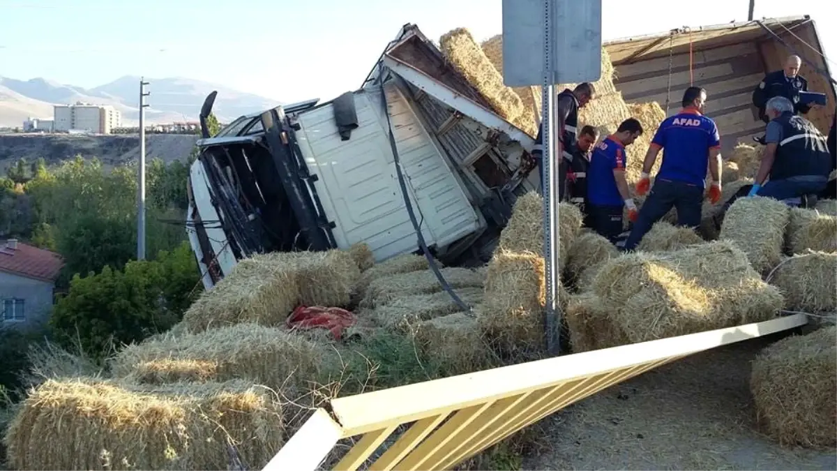 Saman Yüklü Kamyon Devrildi: 1 Ölü, 2 Yaralı