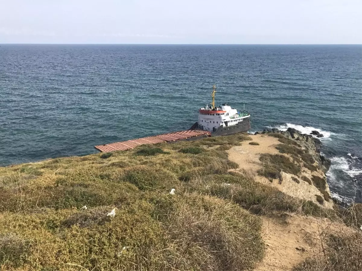 Sarıyer\'de Bölünen Geminin Arka Kısmındaki Yakıt Deposu Boşaltılamadı