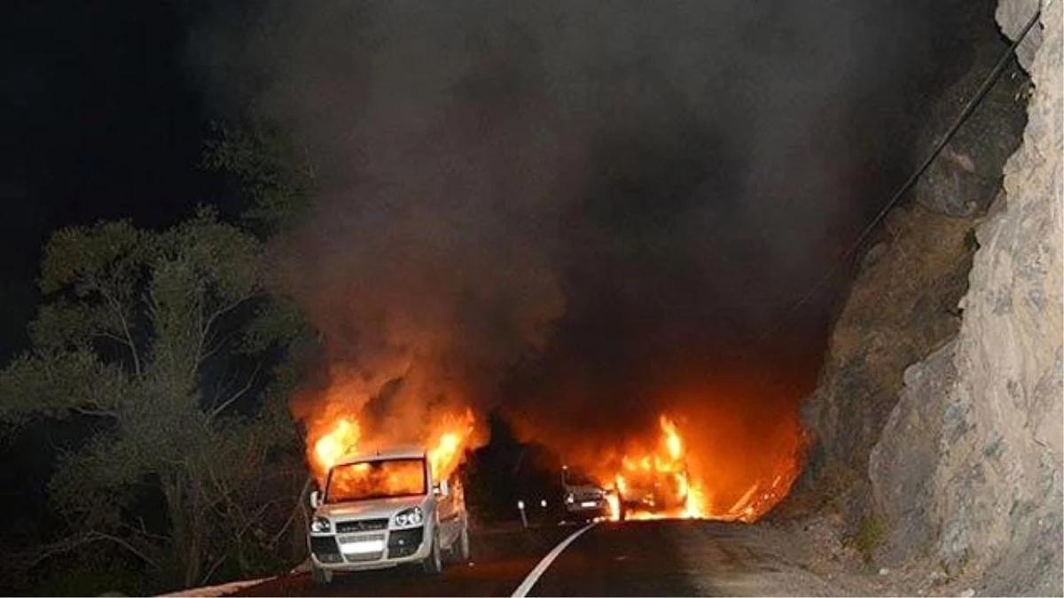 Siirt\'te Yol Kesen PKK\'lılar 5 İş Makinesini Ateşe Verdi
