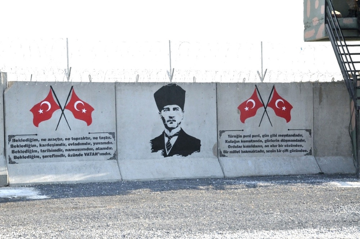Sınırdaki Duvara Türk Bayrakları ve Atatürk Portresi Çizildi