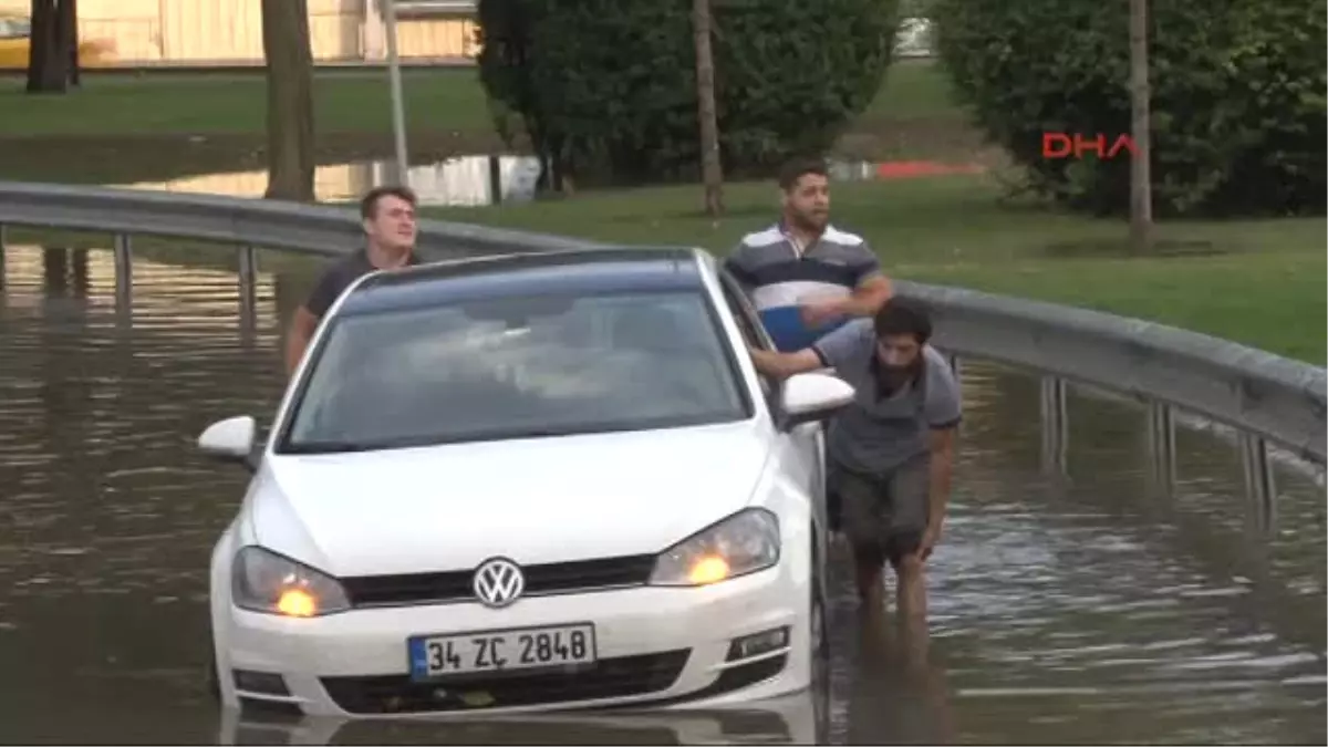 Şişli\'de Araçlar Su Basan Yolda Kaldı