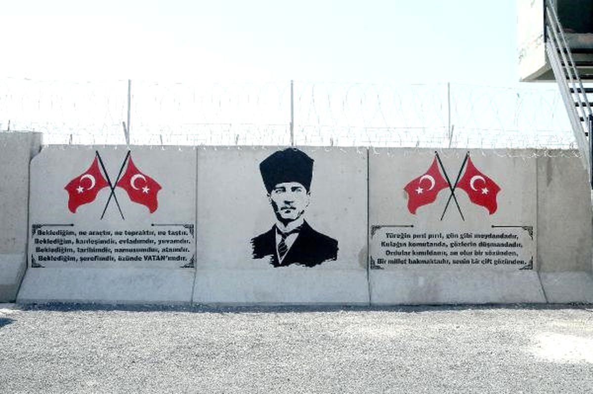 Suriye Sınırındaki Duvara Türk Bayrakları ve Atatürk Portresi