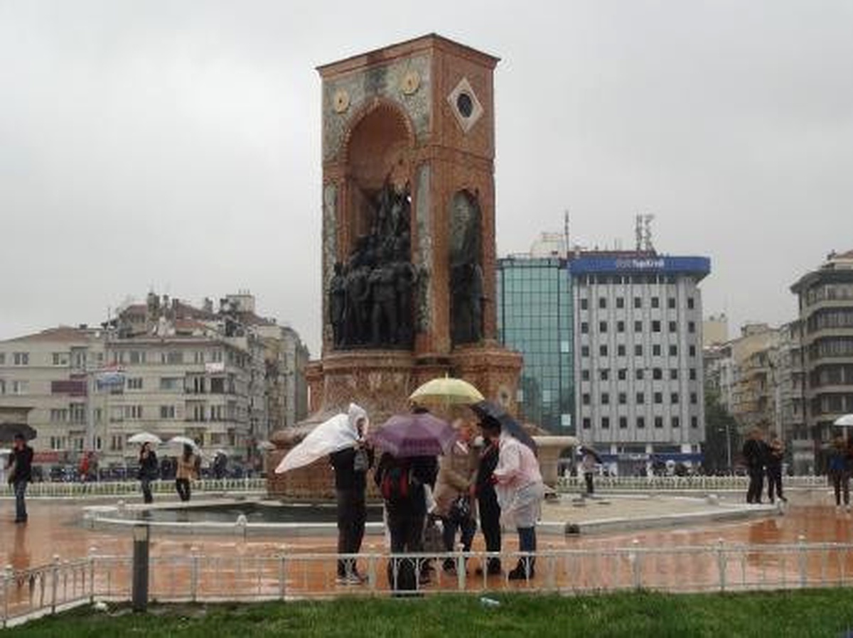 Taksim Meydanı\'nda Kuvvetli Yağış