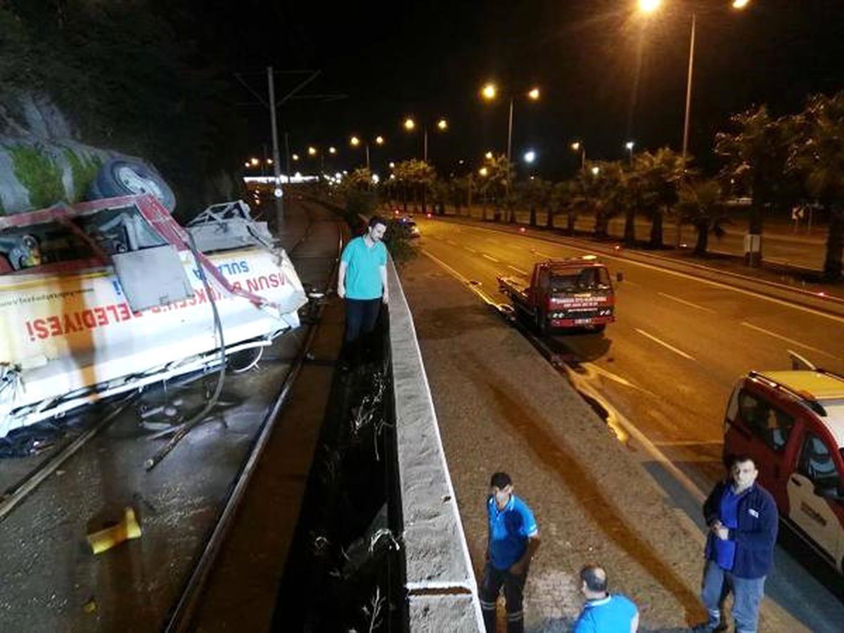 Tanker Tramvay Raylarına Uçtu: 2 Yaralı