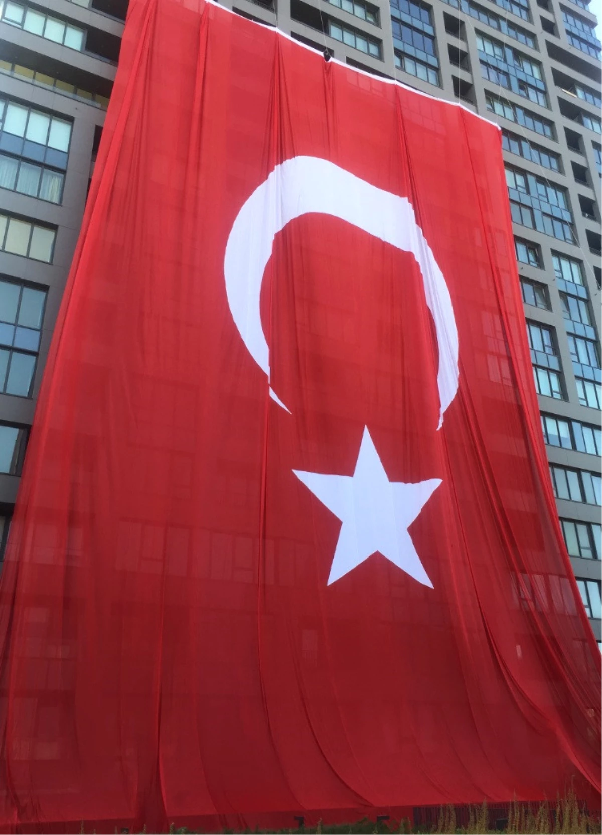 Türk Bayrağı, Zafer Bayramı\'nda İncek Loft\'ta Dalgalanıyor