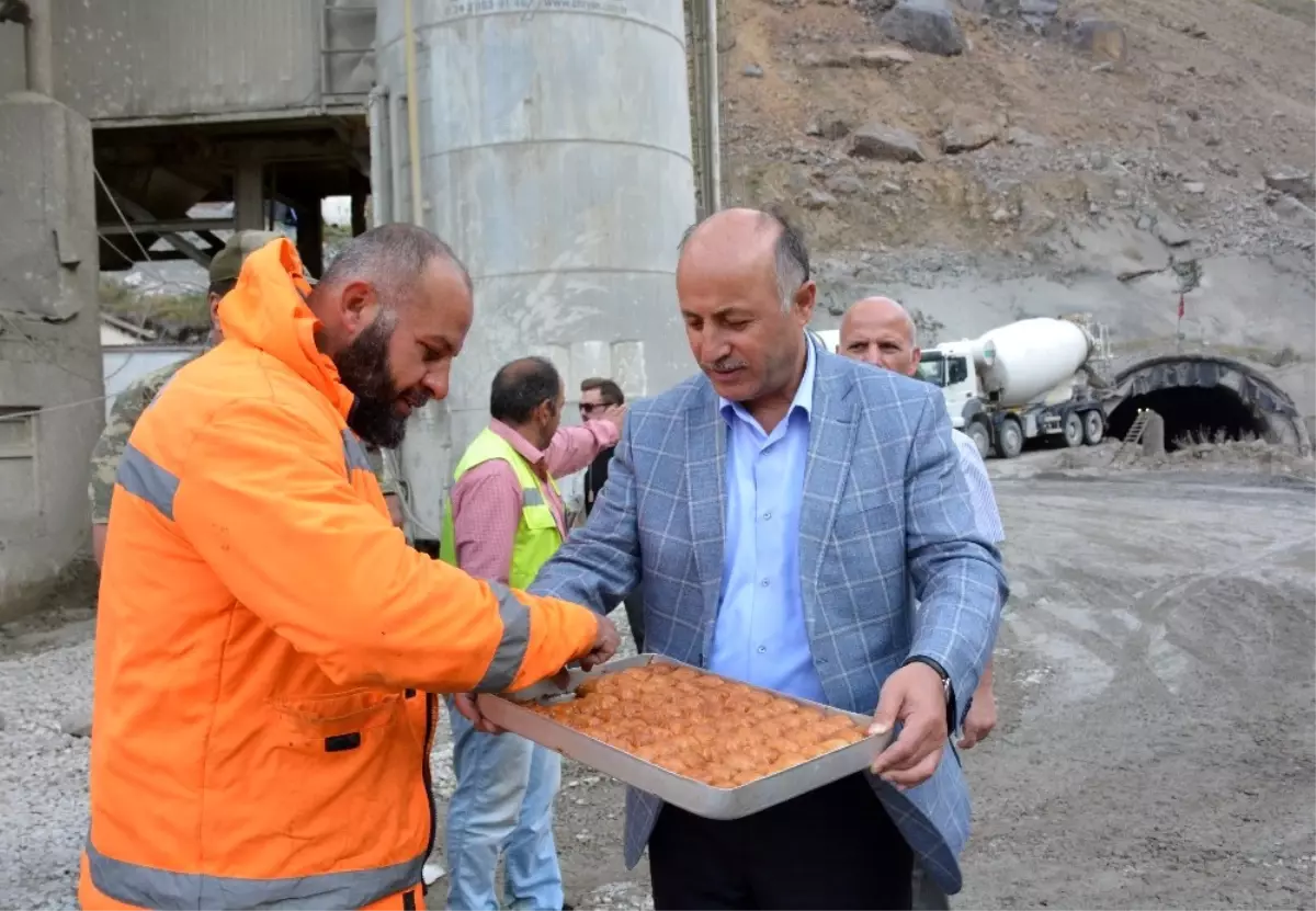 Vali, Tünelde Çalışan İşçilere Tatlı İkramında Bulundu