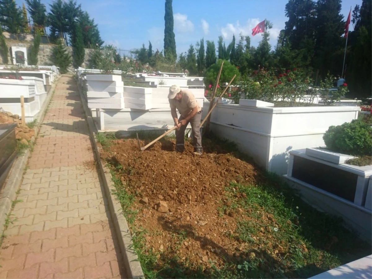 Vatan Şaşmaz\'ın Defnedileceği Mezarlıkta Hazırlıklar Başladı