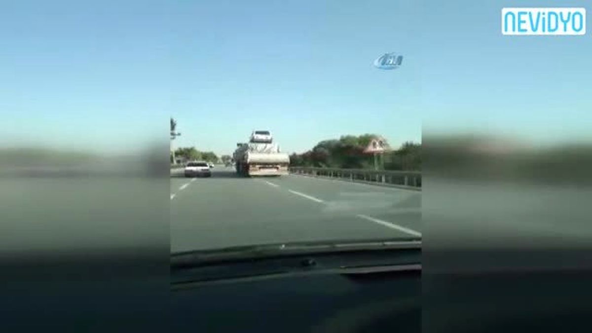 Yük Dolu Tır\'ın Üzerinde Arabayı Böyle Taşıdı