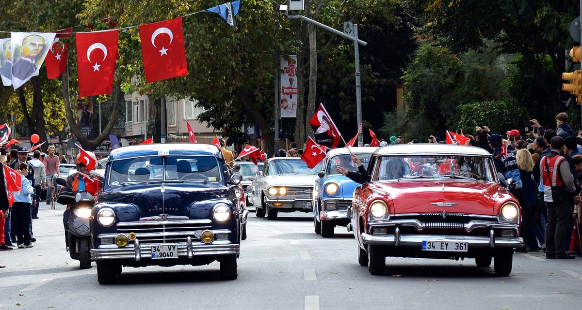 Zafer Bayramında Atatürk\'lü Konvoy