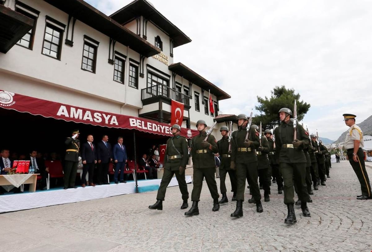 30 Ağustos Saraydüzü Kışlası Önünde Kutlandı