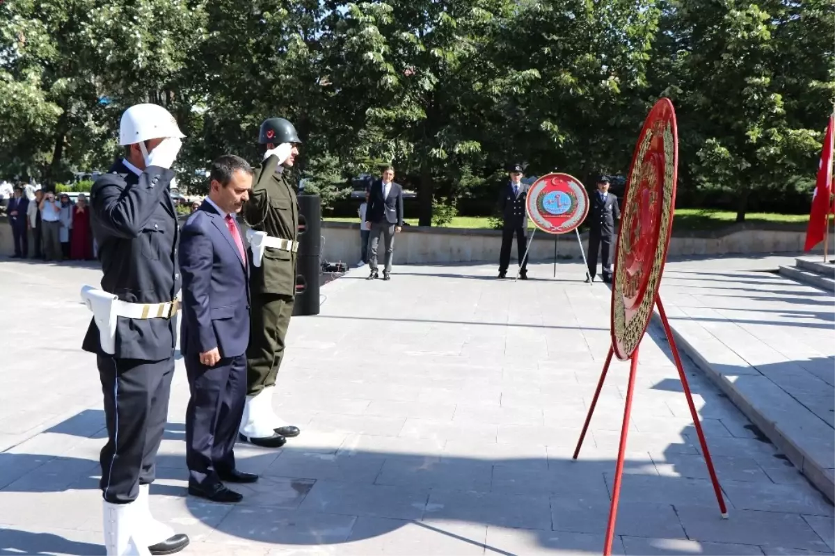 30 Ağustos Zafer Bayramı Kutlamaları Atatürk Anıtı\'na Çelenk Sunumuyla Başladı