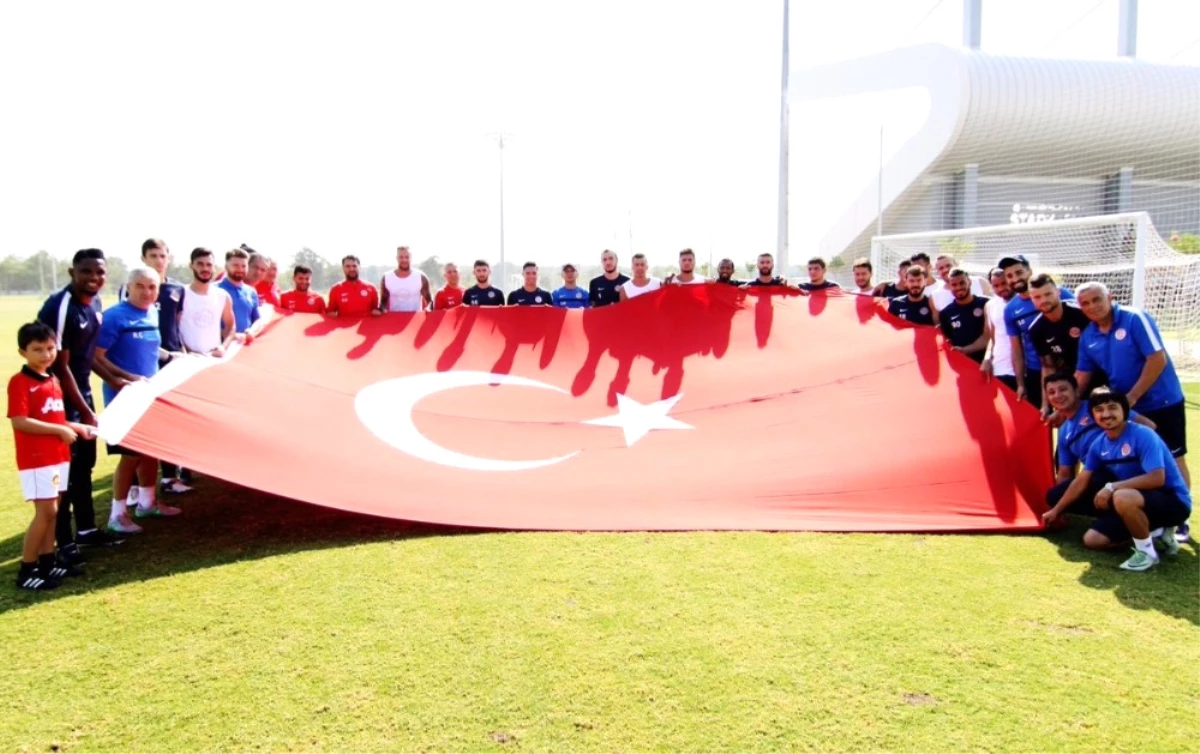 Antalyaspor\'dan 30 Ağustos Zafer Bayramı İçin Bayraklı Kutlama