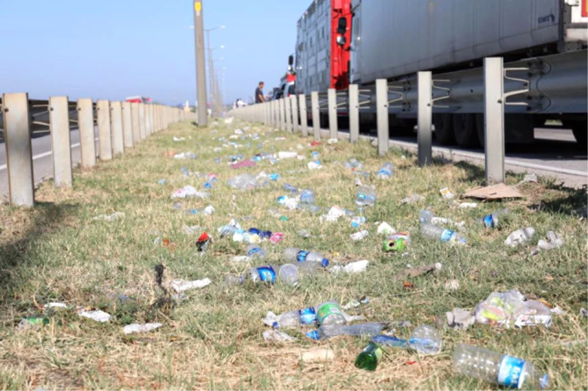 Avrupa\'ya Dönen Türkler\'in Bıraktığı Çöpler Toplandı