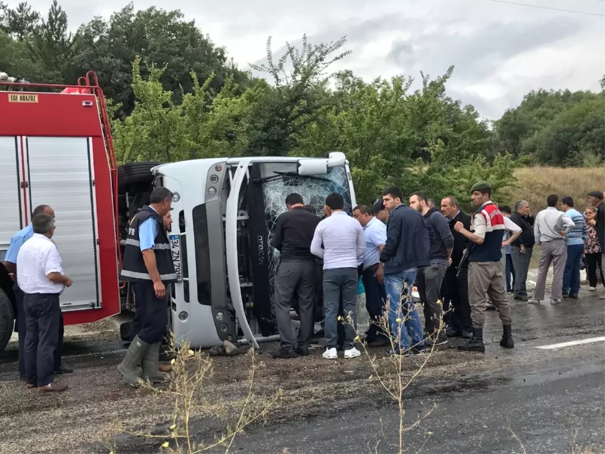 Bayram Tatili İçin Gelen Midibüs Takla Attı: 19 Yaralı