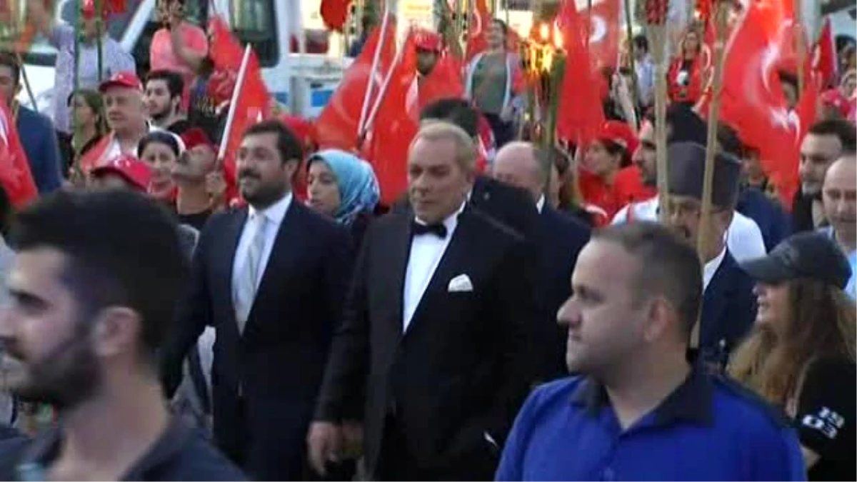 Beşiktaş\'ta 30 Ağustos Geleneksel Fener Alayı ile Kutlandı