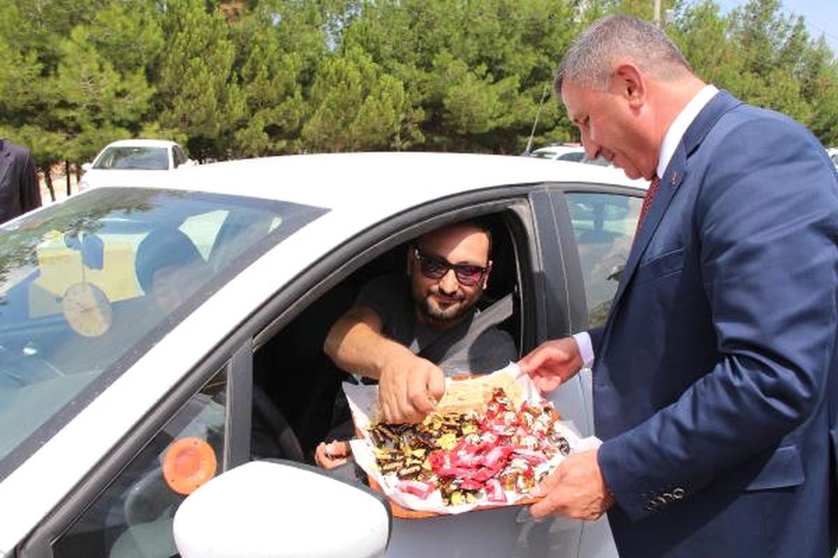 Burdur\'da Validen Sürücülere Ceviz Ezmeli Kural Uyarısı