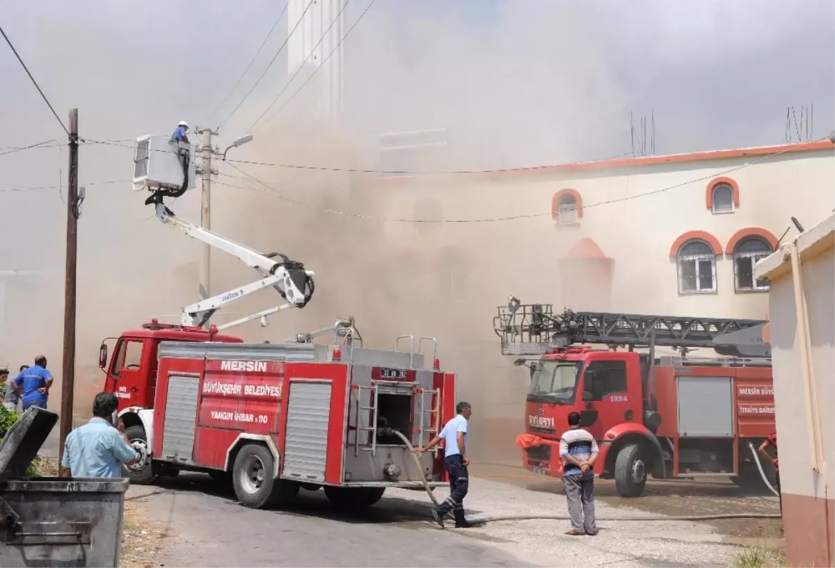 Cami Altındaki Depo Alev Alev Yandı