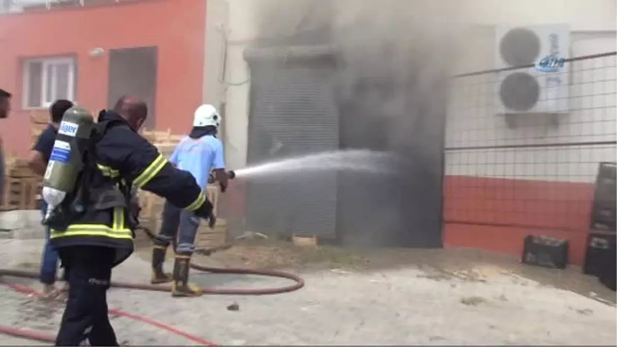 Cami Altındaki Depo Alev Alev Yandı... Vatandaşlar Cami Halılarını Kurtarmak İçin Seferber Oldu