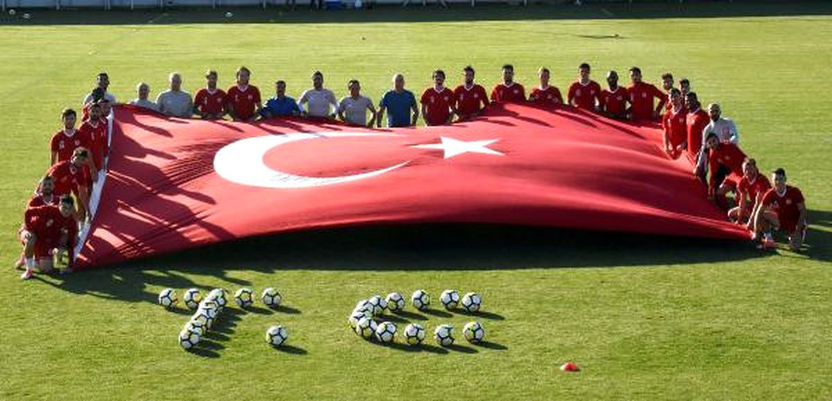 Demir Grup Sivasspor\'dan 30 Ağustos\'a Bayraklı Kutlama