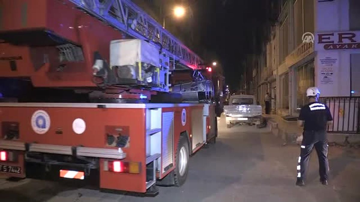 İş Yerinde Mahsur Kalan Kadını İtfaiye Kurtardı