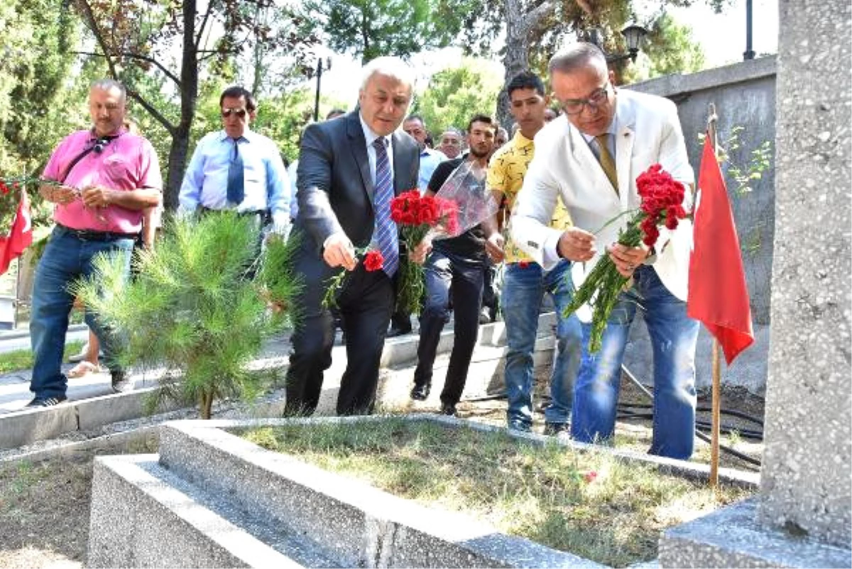 İzmir\'de CHP\'li Tuncay Özkan\'dan Şehitlik Ziyareti