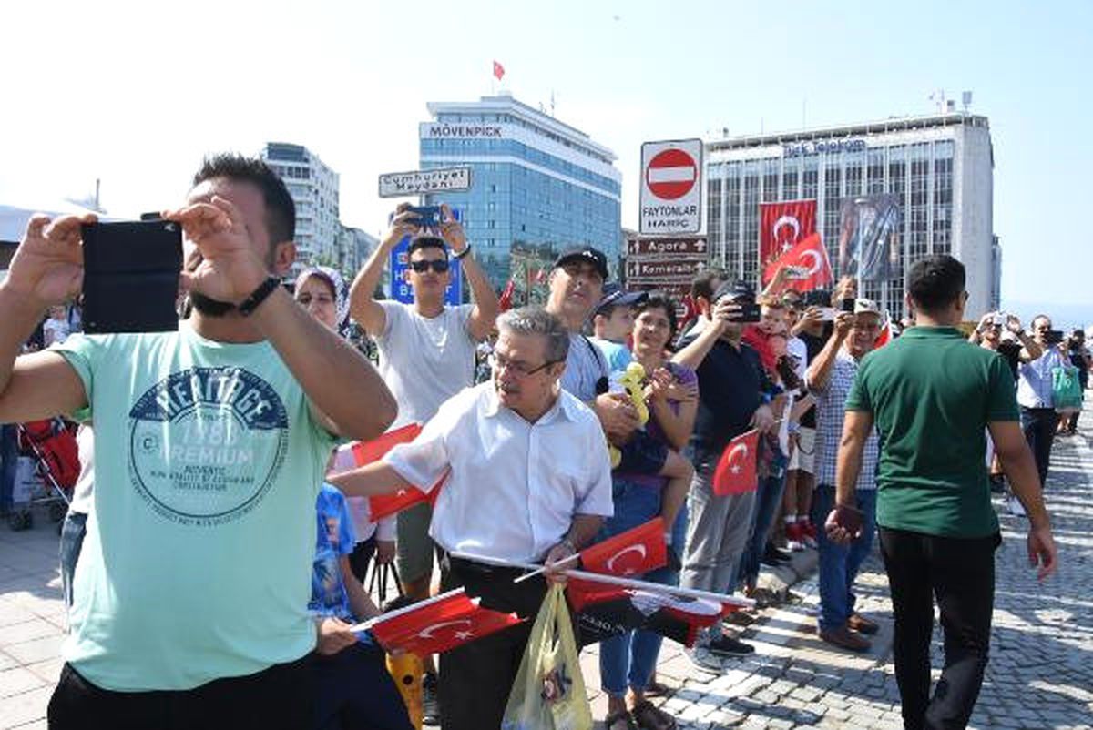 İzmir\'de Zafer Bayramı Kutlandı