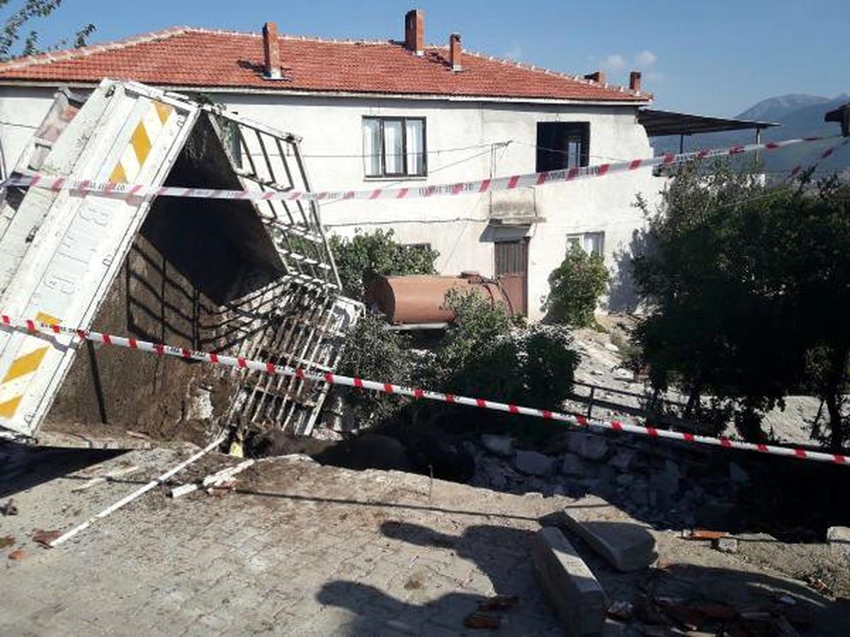 Kamyonetin Devrildiği Kazada Kurbanlık 3 Dana Telef Oldu