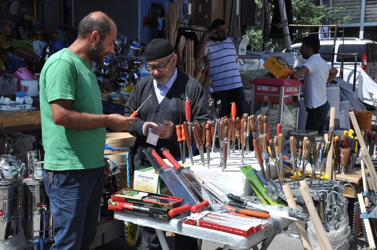Kars\'ta Bıçaklar Tezgahlarda Yerini Aldı
