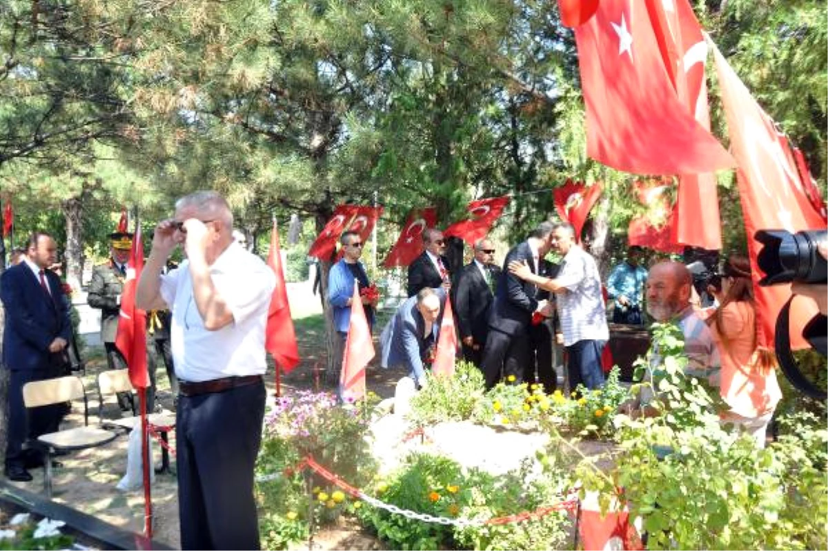 Kırıkkale\'de 30 Ağustos Coşkusu, Şehitlikte Duygusal Anlar