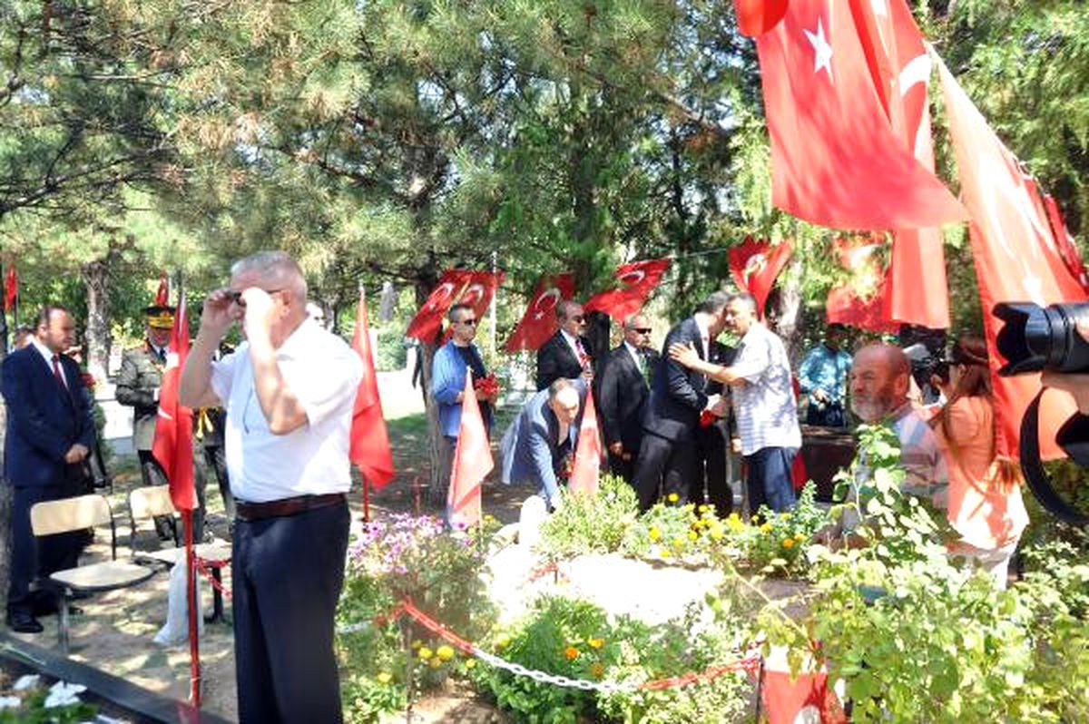 Kırıkkale\'de 30 Ağustos Coşkusu, Şehitlikte Duygusal Anlar