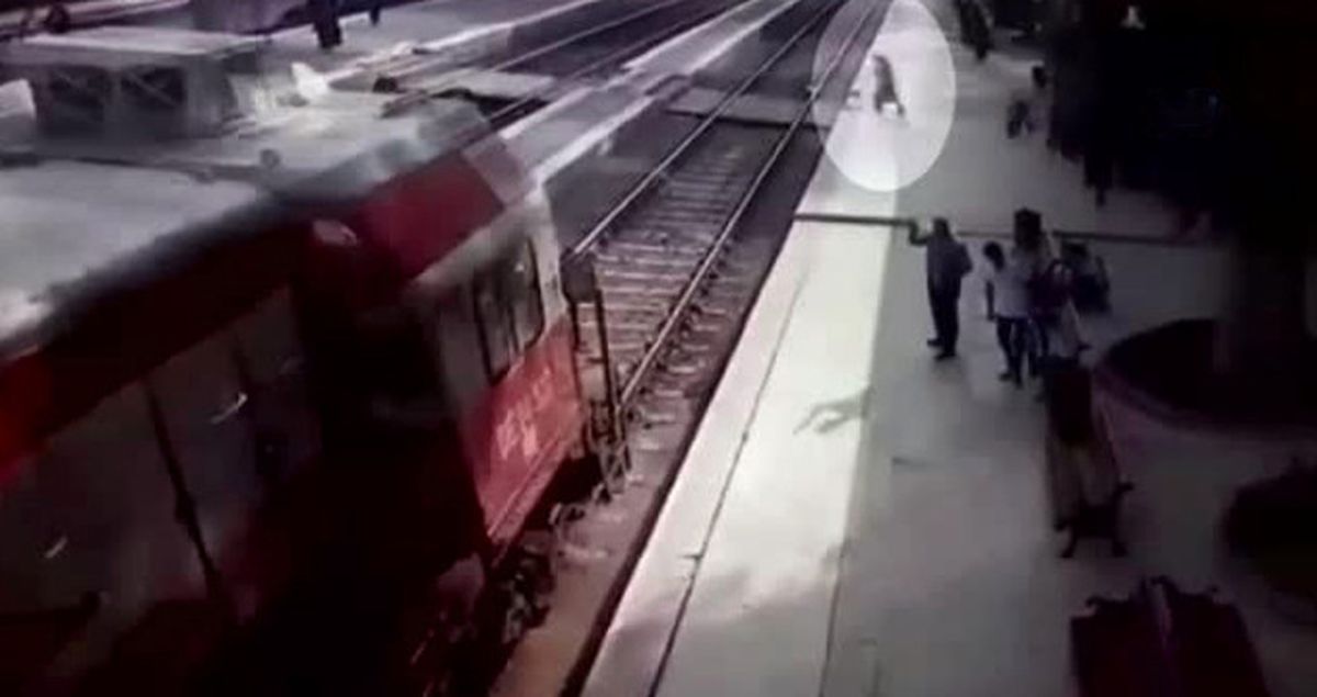 Mersin'de Raylardan Karşıya Geçmeye Çalışan Kadına Tren Çarptı, O Anlar Kamerada!