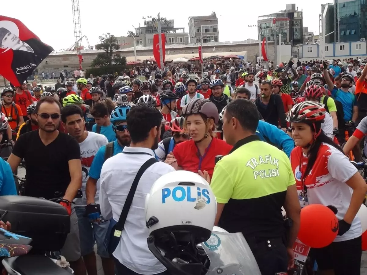 Zafer Bayramı İçin 300 Bisikletli Taksim Meydanı\'nda