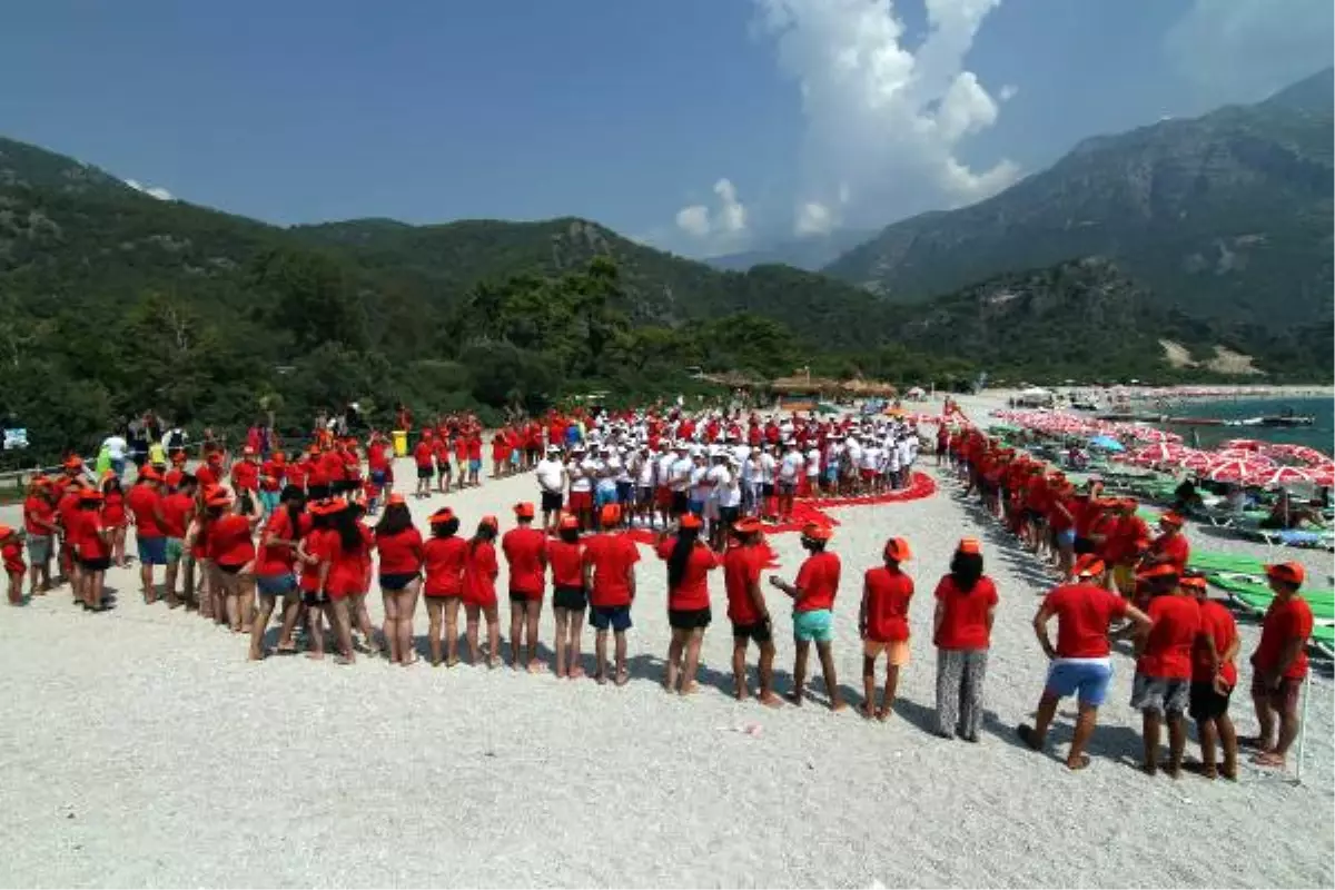 Plajda İnsanlardan Dev Türk Bayrağı Oluşturuldu