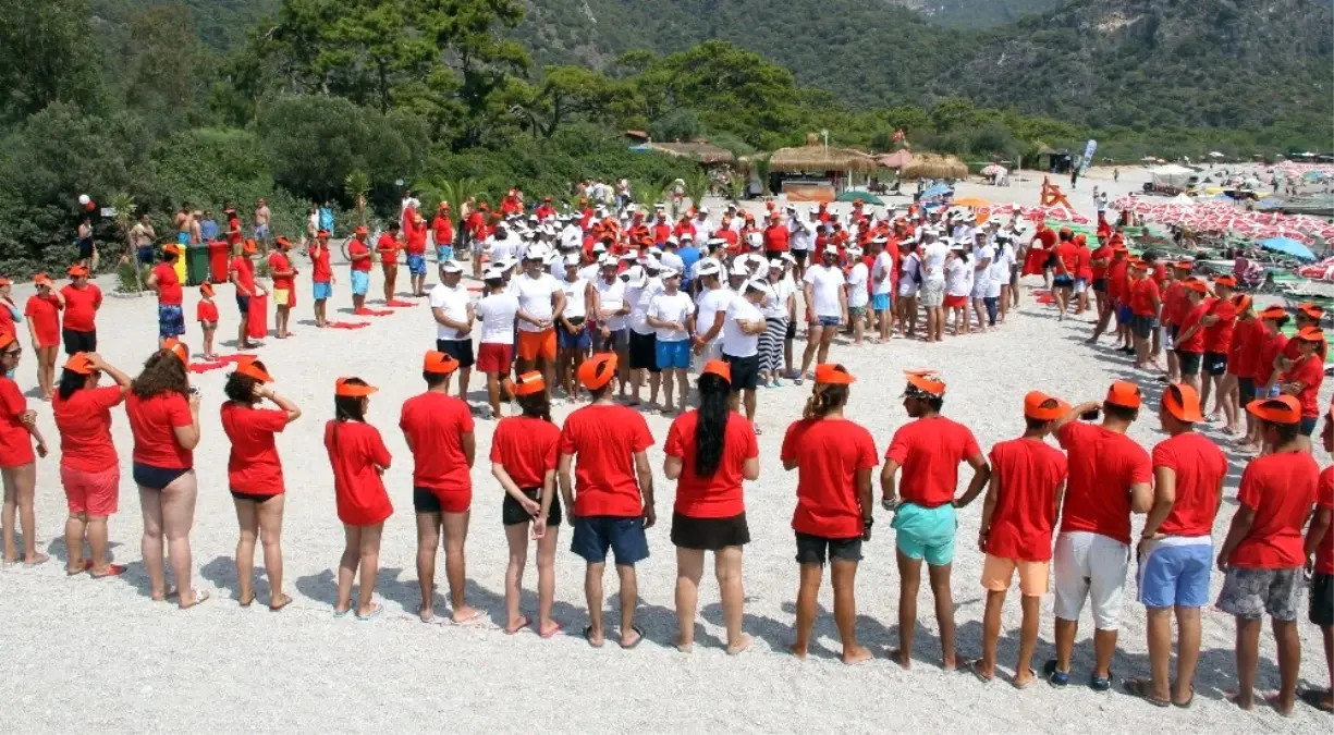 Plajda Türk Bayrağı Oluşturdular