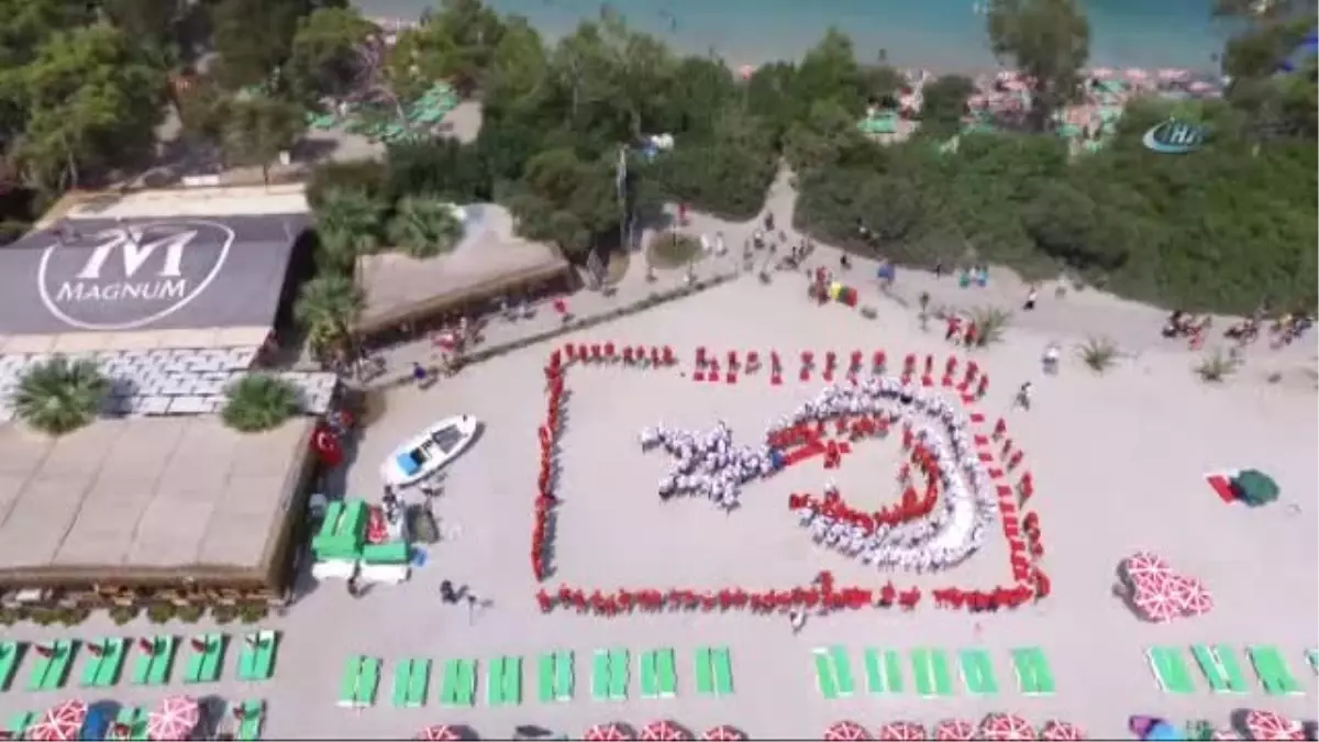 Plajda Türk Bayrağı Oluşturdular